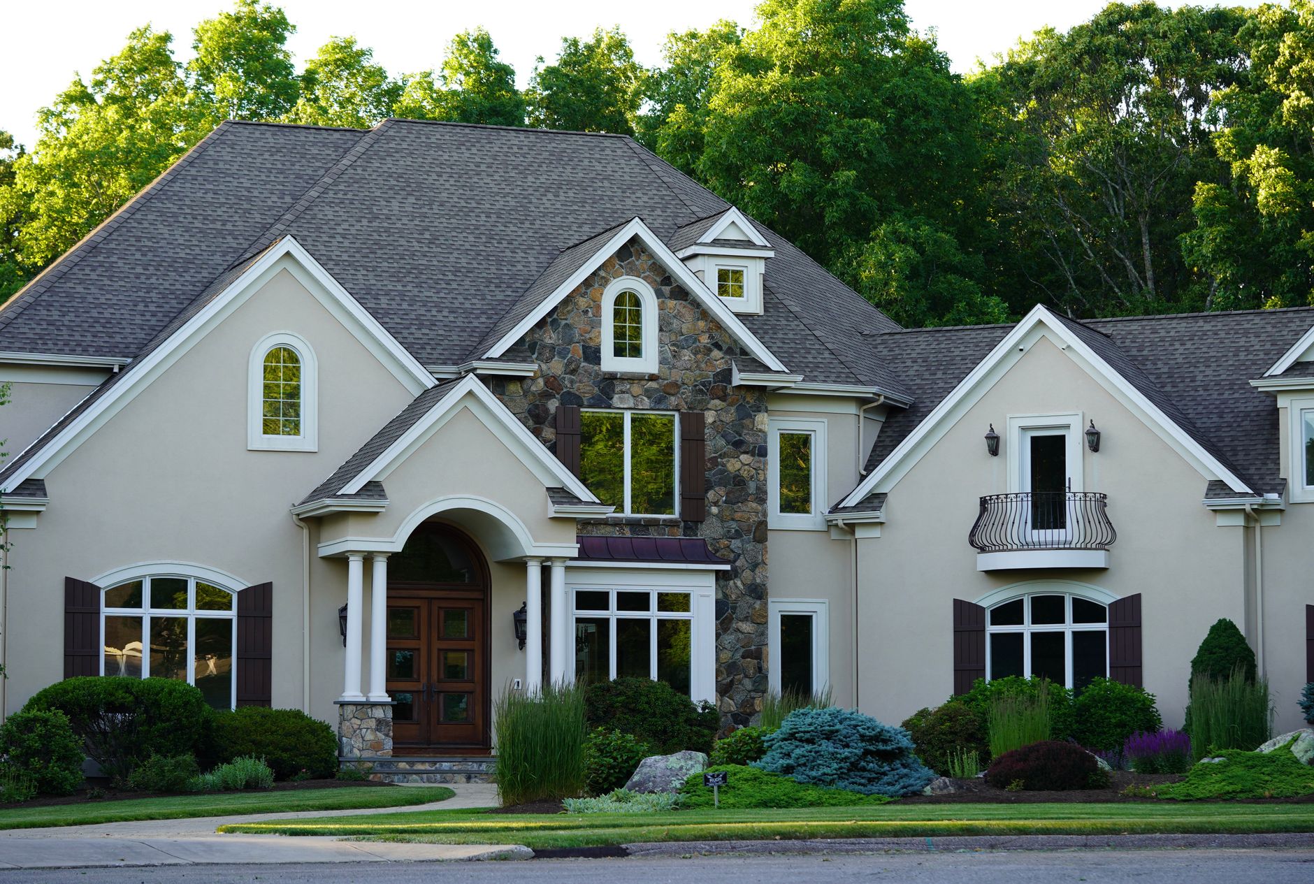 Completed roof replacement project by Roofing & Restoration of North Texas